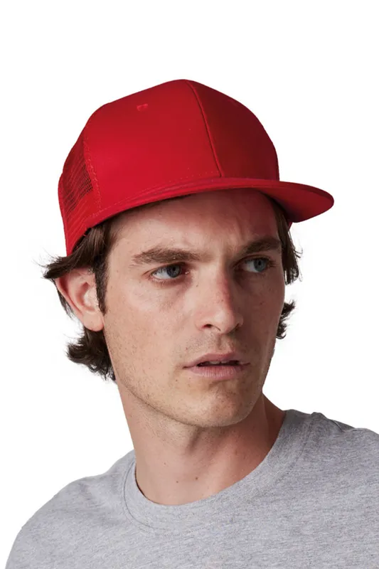 Șapcă K-UP Trucker Flat Peak 6 Panels personalizată, pe model