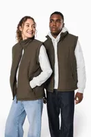 Vestă unisex Kariban Fleece Lined Bodywarmer personalizată, pe model