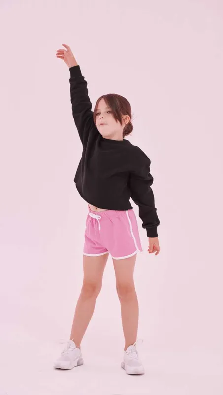 Pantaloni scurți copii SF Clothing Retro Shorts personalizați, pe model