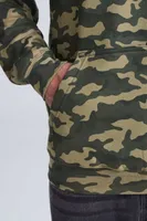 Hanorac unisex Just Hoods Camo personalizat, pe model