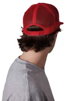 Șapcă K-UP Trucker Flat Peak 6 Panels personalizată, pe model