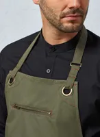 Șorț Premier ‘barley Contrast Stitch Sustainable Bib personalizat, pe model