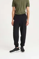 Pantaloni unisex Just Hoods College Cuffed Jogpants personalizați, pe model