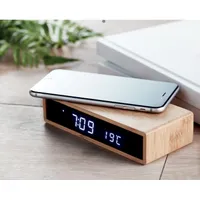 Încărcător wireless în bambus personalizat, în context