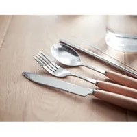 Set de tacâmuri personalizat, în context