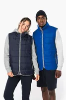 Vestă unisex Kariban Quilted Bodywarmer personalizată, pe model
