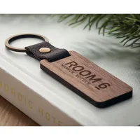 Breloc din nuc și PU personalizat, vedere zona de personalizare