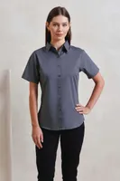 Cămașă damă Premier Short Sleeve Poplin Blouse personalizată, pe model