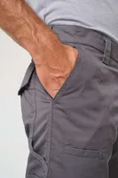 Pantaloni bărbați Designed To Work Multi Pocket Workwear Trousers personalizați, pe model