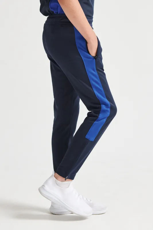 Pantaloni copii Finden + Hales Knitted Tracksuit Pants personalizați, pe model