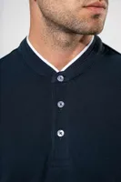 Tricou polo bărbați Kariban Short Sleeve With Mandarin Collar personalizat, pe model