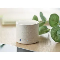 Boxă Wi-Fi în carcasă de paie personalizată, în context