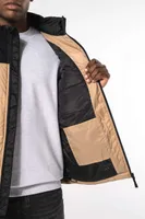 Vestă unisex Kariban Bi-tone Padded Bodywarmer personalizată, pe model
