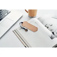 Semn de carte cu semințe pin personalizat, în context