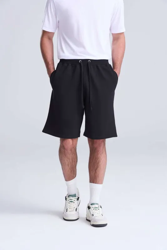 Pantaloni scurți unisex Just Hoods Campus Shorts personalizați, pe model