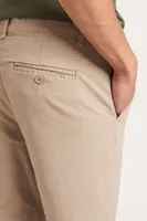 Pantaloni bărbați So Denim Adam Slim Chinos personalizați, pe model