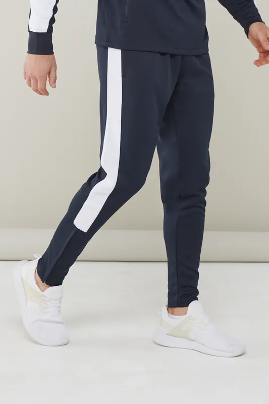 Pantaloni unisex Finden + Hales Adult S Knitted Tracksuit Pants personalizați, pe model