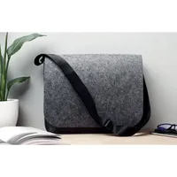 Geantă laptop fetru RPET personalizată, în context