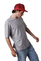 Șapcă K-UP Trucker Flat Peak 6 Panels personalizată, pe model
