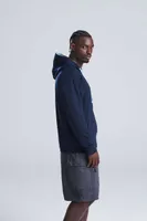 Bluză unisex Just Hoods Varsity Zoodie personalizată, pe model