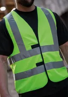 Vestă unisex Korntex Safety Functional Vest Hannover Four Reflective Stripes personalizată, pe model