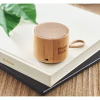 Boxă wireless din bambus personalizată, în context