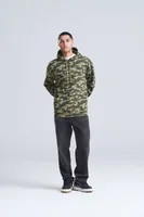 Hanorac unisex Just Hoods Camo personalizat, pe model