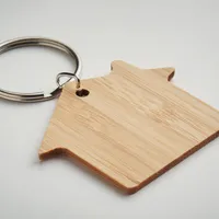 Breloc din bambus în formă de casă personalizat, vedere detaliu