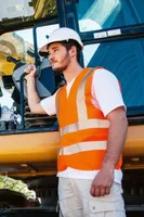 Vestă unisex Korntex Safety Functional Vest Hannover Four Reflective Stripes personalizată, pe model