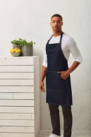 Șorț Premier Jeans Stitch Denim Bib personalizat, pe model