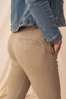 Pantaloni damă So Denim Lily Skinny Chinos personalizați, pe model