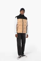 Vestă unisex Kariban Bi-tone Padded Bodywarmer personalizată, pe model