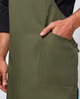 Șorț Premier ‘barley Contrast Stitch Sustainable Bib personalizat, pe model