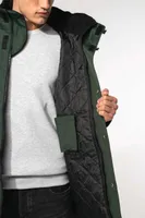Jachetă unisex Kariban Quilted Parka personalizată, pe model