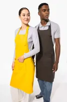 Șorț Kariban Cotton With Pocket personalizat, pe model