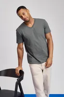 Tricou bărbați Gildan Softstyle™ Adult V-neck personalizat, pe model
