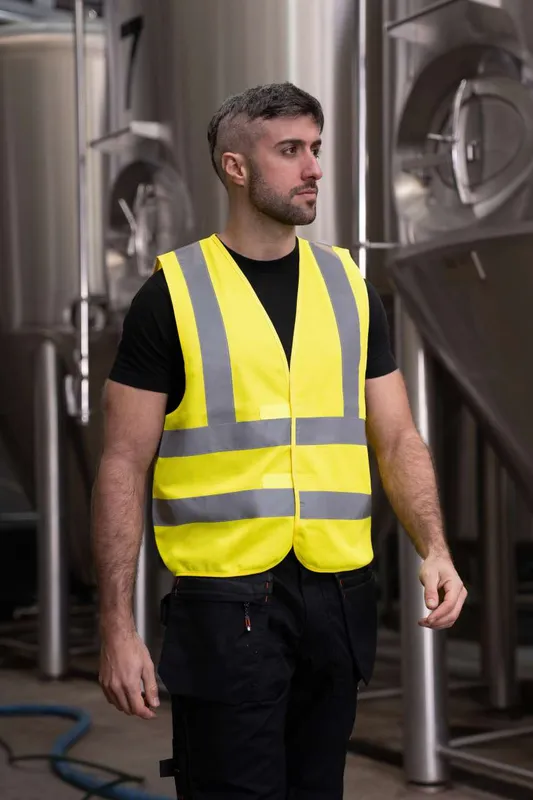 Vestă unisex Korntex Safety Functional Vest Hannover Four Reflective Stripes personalizată, pe model