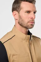 Vestă bărbați Designed To Work Daytoday Gilet personalizată, pe model